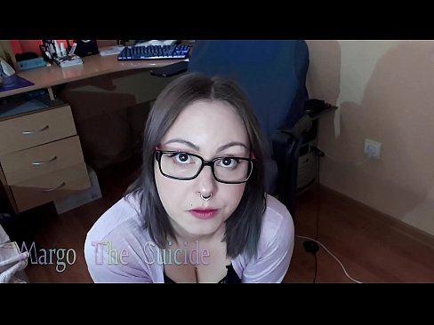 ❤️ 眼鏡をかけたセクシーな少女がカメラに向かってディルドを深くしゃぶる ️ at us ❌️