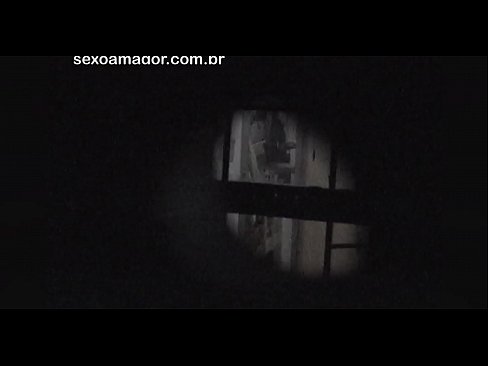 ❤️ ブロンドが空洞のレンガの後ろに隠れた近所の盗撮犯に密かにビデオ撮影される ️ at us ❌️